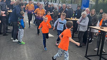 Kinderen doen een hardloopwedstrijdje ter gelegenheid van de opening van de Parklaan