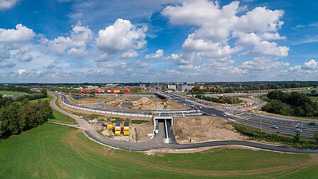 Luchtfoto van de aanleg van de nieuwe weg bij de Poortwachter en de Maanderdijk en de aansluiting op de Dr. W. Dreeslaan